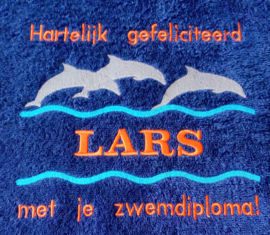 Luxe geborduurde handdoek 50 x 100 cm donkerblauw dolfijnen gefeliciteerd zwemdiploma met naam oranje