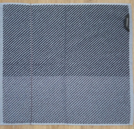 Cadeauset geborduurde theedoek/keukendoek met gewenste familie naam en bestek grijs