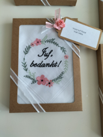 Geborduurde zakdoek wit met bloemenkransje 'juf, bedankt!'