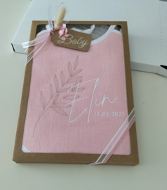 Slab badstof/ stone washed linnen oud roze wit met geborduurde naam geboortekaartje