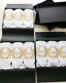 Luxe gepersonaliseerde zakdoeken met geborduurde initialen in geschenkdoos huwelijk