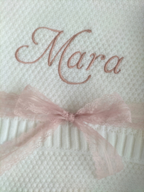 babydeken wit gebreid met geborduurde naam oud roze