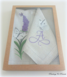 Landelijke set linnen servet en placemat 'lavendel en vlinder' met initialen/ naam geborduurd