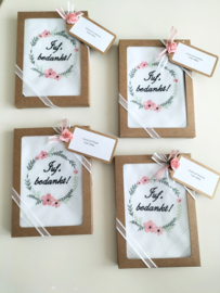 Geborduurde zakdoek wit met bloemenkransje 'juf, bedankt!'