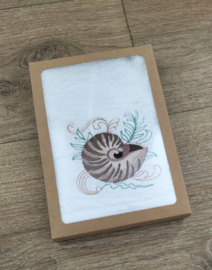 Geborduurd gastendoekje wit met schelp 'Nautilus'