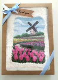 Geborduurd gastendoekje crème met molen en tulpenveld Holland