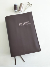 Bijbelhoes 'Bijbel met uitleg' donkerbruin lamsleer borduring