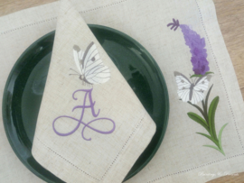 Landelijke set linnen servet en placemat 'lavendel en vlinder' met initialen/ naam geborduurd