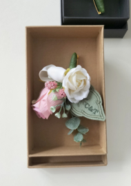 Damescorsage in luxe kraft geschenkdoosje geborduurd gepersonaliseerd blad