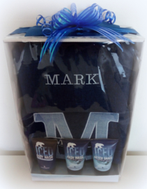 Luxe badset heren marine/jeans handdoek 50 x 100 cm  en toillettas met naam 50 x 100 cm geborduurd in navy/jeans/wit