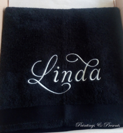 Luxe handdoek 50 x 100 cm zwart met (gewenste) naam in zilvergrijs