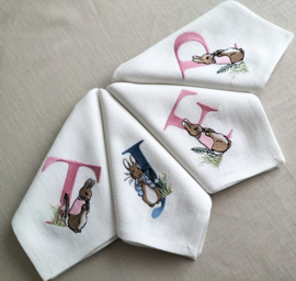 Landelijke linnen off white servet 'letter' gepersonaliseerd geborduurd Peter Rabbit jeansblauw