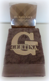 Handdoek geborduurd taupe 50 x 100 cm met initialen/naam splitletter in camel/goud