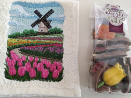 Geborduurd gastendoekje crème met molen en tulpenveld Holland
