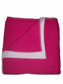 Wiegdeken/ babydeken 75 x 100 cm fuchsia wafelstof en  wit fleece met geborduurde naam