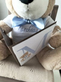 Cadeaupakket stoeltje met beer linnen strik gebreide deken en kaart naam geborduurd  (vanaf prijs)