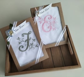 Geborduurde zakdoek wit met monogram initiaal 'leafs'