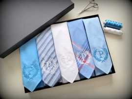 Luxe heren zakdoeken blauw/ wit met borduring initiaal laurel krans in geschenkdoos zwart