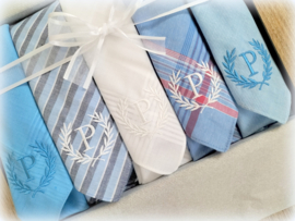 Luxe heren zakdoeken blauw/ wit met borduring initiaal laurel krans in geschenkdoos zwart