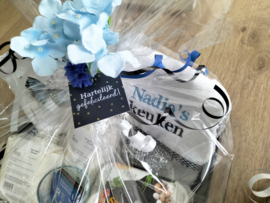 Cadeau bakpakket verjaardag keukendoek theedoek geborduurd naam