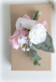 Damescorsage in luxe kraft geschenkdoosje geborduurd gepersonaliseerd blad