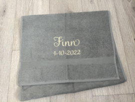 Luxe handdoek 50 x 100 cm forest green met (gewenste) naam in geelgoud in cadeaudoos