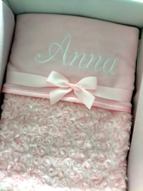 Cadeaupakket baby girl deken roze, romper, muts, slofjes met geborduurde naam rammelaar