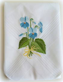 Geborduurde zakdoek wit met  viooltjes blauw