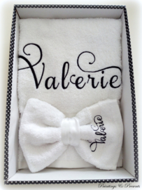Luxe handdoek 50 x 100 cm wit met (gewenste) naam in zwart en 2 washandjes met naam