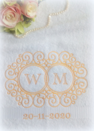 Huwelijkscadeau luxe handdoek 50 x 100 cm wit met initialen geborduurd in goud ringen ornament