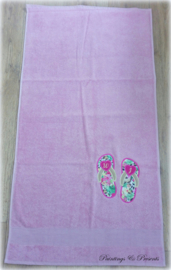 Oud roze baddoek 60 x 110 cm met applicatie slippers en initialen fuchsia/goud/tropical