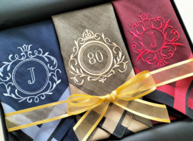 Luxe heren zakdoeken met borduring initiaal/ cijfer in geschenkdoos zwart