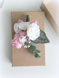 Damescorsage in luxe kraft geschenkdoosje geborduurd gepersonaliseerd blad