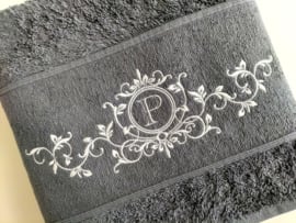Luxe handdoek 50 x 100 cm donkergrijs/ zilver met geborduurd ornament en letter