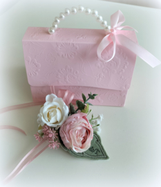 Armbandcorsage parels en bloemen rozen, eucalyptus, satijnlint en geborduurd blad vilt