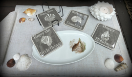 Dienblad hout met 2 geurkaarsen 'koffie', chocolade, onderzetters en schelpen