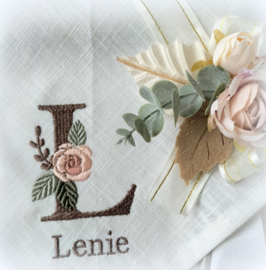 Gepersonaliseerde servet off white linnen met naam en letter corsage roos initiaal geborduurd huwelijk roze groen bruin