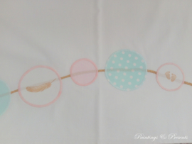 Ledikantlaken 120 cm x 150 cm 'Sweat dots' in wit - zacht roze - mint - goud met veren /feather/babyvoetjes/sweat dreams opdruk