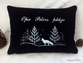 Zwart fluweel kussen met winterlandschap sneeuw en wolf gepersonaliseerd opa's plekje