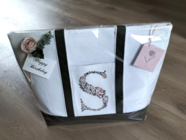 Boodschappen tas canvas met geborduurde bloemenletter initiaal droogbloemen