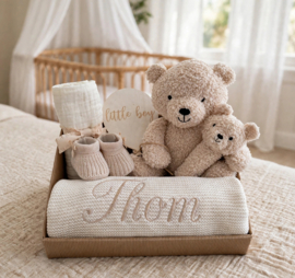 Geboorte cadeau crème/ zandkleur gebreide wiegdeken geborduurd met naam, teddybeer Jollein