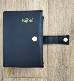 Bijbelhoes 'Bijbel met kanttekeningen' zwart skaileer borduring magneetsluiting