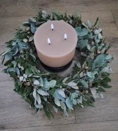 Krans eucalyptus, tijm, steeneik en olijfblad met led kaars zand/beige sfeerlicht