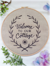 Welkomstbord geborduurd 'Welcome to our cottage' naturel linnen in borduurring