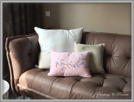 Licht roze kussen gewassen linnen 'cherry blossom' kersenbloesem/ sakura 33 x 48 cm