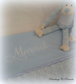 Babydeken wiegdeken licht blauw met geborduurde naam (en datum) geboorte cadeau