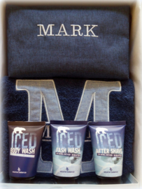Luxe badset heren marine/jeans handdoek 50 x 100 cm  en toillettas met naam 50 x 100 cm geborduurd in navy/jeans/wit