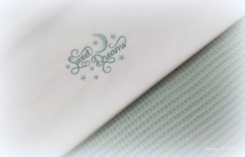 Wieglaken 75 cm x 100 cm in wit/ licht oud groen 'Sweet Dreams' geborduurd