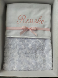 Cadeaupakket baby wit fleece deken, romper, muts, slofjes met geborduurde naam roze