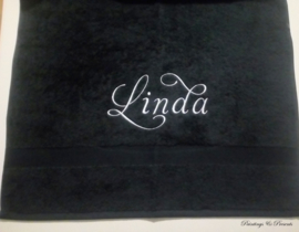 Luxe handdoek 50 x 100 cm zwart met (gewenste) naam in zilvergrijs